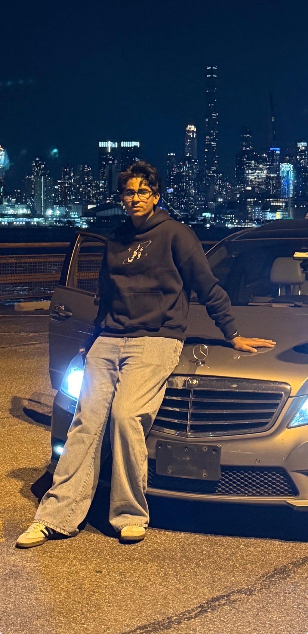 Black ١٣:٣٠ hoodie